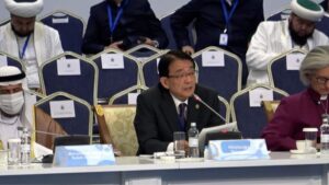 Sr. Hirotsugu Terasaki, vicepresidente de la Soka Gakkai, pronuncia un discurso en una sesión plenaria del 7º Congreso de Líderes de Religiones Mundiales y Tradicionales celebrado en Astana, Kazajstán./foto de Katsuhiro Asagiri